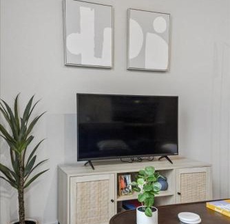 Lower Lawrenceville Appartement | CozySuites Modern SDO, Lawrenceville