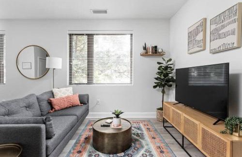 Meridian-Kessler Appartement | CozySuites Modern Studio in Meridian Kessler