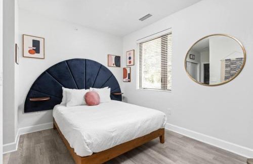 Meridian-Kessler Appartement | CozySuites Modern Studio in Meridian Kessler