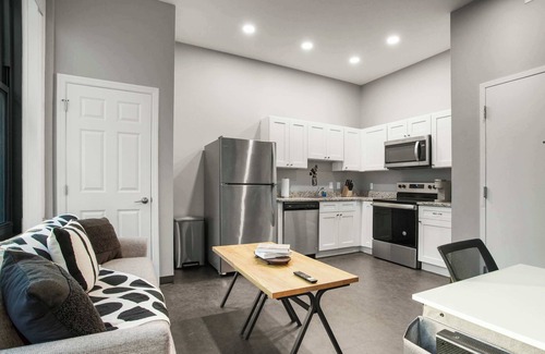 Cultural District Appartement | CozySuites Stunning 1BR in Downtown Pitts 40