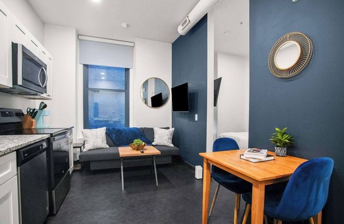 Cultural District Appartement | CozySuites Stunning 1BR in Downtown Pitts 41