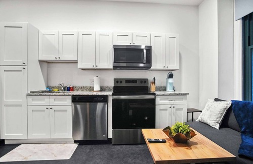 Cultural District Appartement | CozySuites Stunning 1BR in Downtown Pitts 41