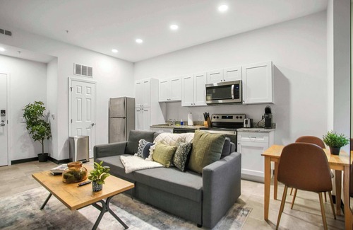 Cultural District Appartement | CozySuites Stunning 1BR in Downtown Pitts 42