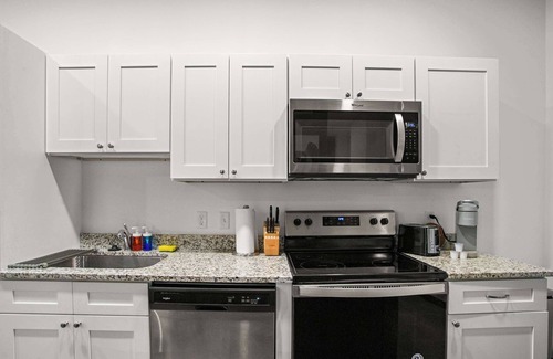 Cultural District Appartement | CozySuites Stunning 1BR in Downtown Pitts 42