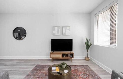 Meridian-Kessler Appartement | CozySuites Upscale Modern 2BR Broad Ripple