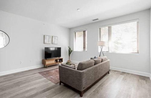 Meridian-Kessler Appartement | CozySuites Upscale Modern 2BR Broad Ripple