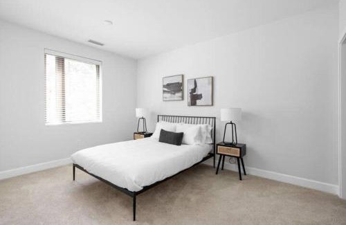 Meridian-Kessler Appartement | CozySuites Upscale Modern 2BR Broad Ripple