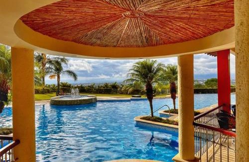 Santa Ana Appartement | CR MARIPOSA RENTALS Mountain view near pool