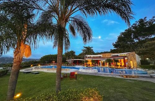 Santa Ana Appartement | CR MARIPOSA RENTALS Mountain view near pool