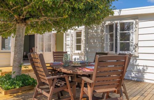 Kaimarama Maison | Crabapple Cottage - Coromandel Town Holiday Home