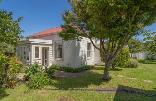 Kaimarama Maison | Crabapple Cottage - Coromandel Town Holiday Home