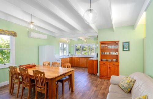 Kaimarama Maison | Crabapple Cottage - Coromandel Town Holiday Home