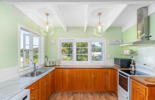 Kaimarama Maison | Crabapple Cottage - Coromandel Town Holiday Home