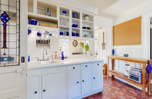 North Berkeley Maison | Craftsman house in great location with patio, streaming, workspace, W/D, & AC