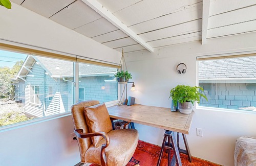 North Berkeley Maison | Craftsman house in great location with patio, streaming, workspace, W/D, & AC