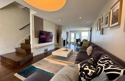 Rainier Valley Maison | Craftsman with view of Seattle