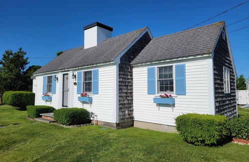Centerville Cottage | Craigville Beach at your doorstep!