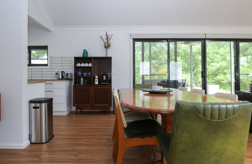 Wandiligong Maison | Cranmore Cottage - Pet friendly near the Wandi pub