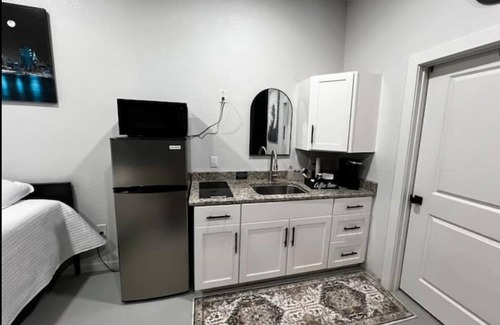 Hobbs Appartement | Crash Pad- Studio West Room 502B