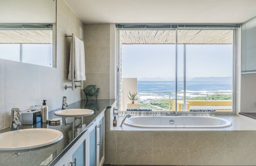 De Kelders Maison | Crayfish Lodge Sea & Country Guest House
