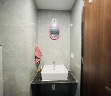Pashan Appartement | Creative mind tidy bed calm soul