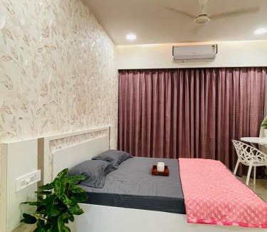 Pashan Appartement | Creative mind tidy bed calm soul