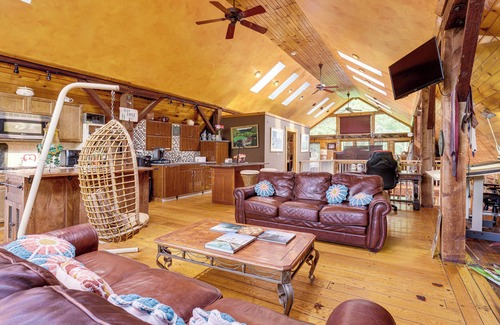 Auburn Appartement | Creativity Nook: Rustic Studio 2 Mi to Owasco Lake