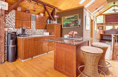 Auburn Appartement | Creativity Nook: Rustic Studio 2 Mi to Owasco Lake