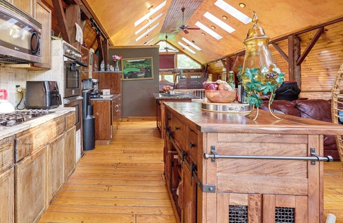 Auburn Appartement | Creativity Nook: Rustic Studio 2 Mi to Owasco Lake