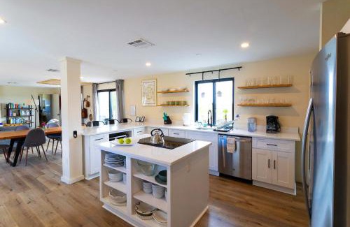 Johnson City Maison | Creator Cabin - Retreat for 8