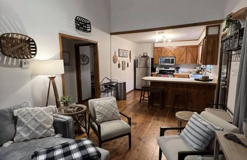 Hattiesburg Maison | Creek-side getaway, big deck, easy access to the city while being off the grid!
