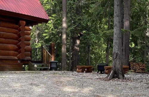 Crawford Bay Cabine | Creek side log cabin in the woods -dog friendly