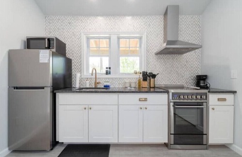 Schnecksville Cottage | Creek Stay Retreat New Listing
