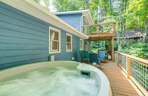 Maggie Valley Maison | Creek View and Hot Tub Woodsy Maggie Valley Cottage