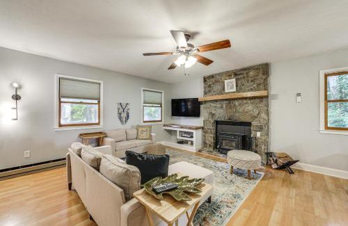 Maggie Valley Maison | Creek View and Hot Tub Woodsy Maggie Valley Cottage