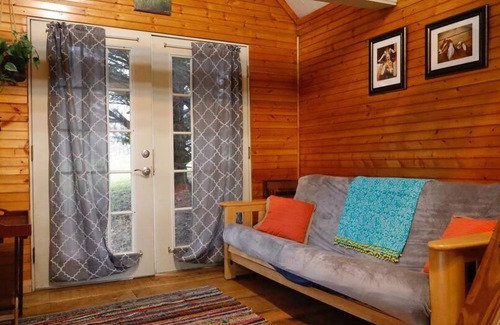 Court House Maison | Creek View Cabin at Skipwillow Farm - Floyd, VA