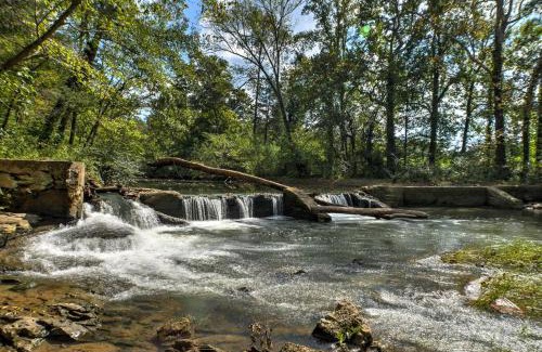 Ooltewah Maison | Creekfront Cabin Near Chattanooga with Hot Tub!