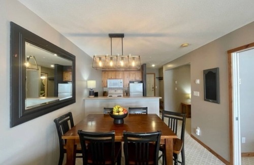 Silver Star Mountain Copropriété | Creekside condo close to Tube Town & skating pond, gas fireplace, full kitchen
