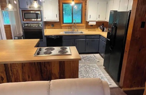Pearisburg Cabine | Creekside Cabin in the Mountains