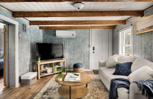 Mount Jackson Chalet De Ski | Creekside Cabin w Hot Tub, Fire Pit, Grill, WiFi!