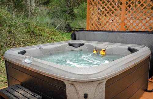 Mount Jackson Chalet De Ski | Creekside Cabin w Hot Tub, Fire Pit, Grill, WiFi!