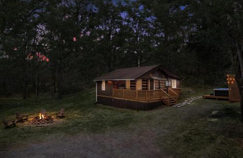 Mount Jackson Chalet De Ski | Creekside Cabin w Hot Tub, Fire Pit, Grill, WiFi!
