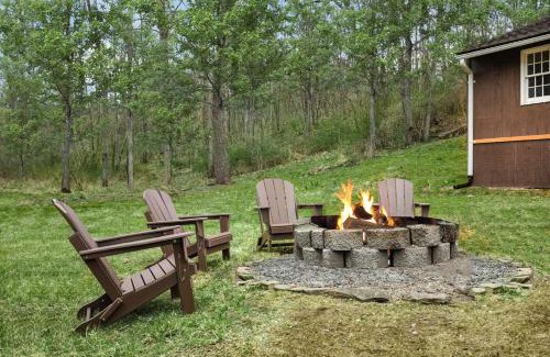 Mount Jackson Chalet De Ski | Creekside Cabin w Hot Tub, Fire Pit, Grill, WiFi!