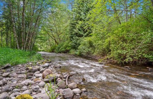 Paradise Estates Maison | Creekside Cabin with Hot Tub-Fireplace-Pool Table