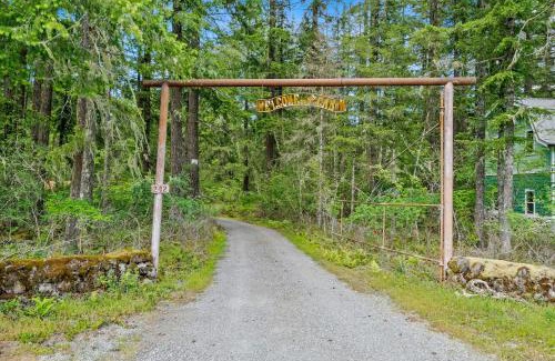 Paradise Estates Maison | Creekside Cabin with Hot Tub-Fireplace-Pool Table