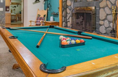 Paradise Estates Maison | Creekside Cabin with Hot Tub-Fireplace-Pool Table