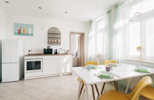 Loebau Appartement | Creekside Colors - Playful Apartment