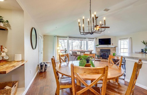 Belton Maison | Creekside Cottage with Deck and Hot Tub in Belton