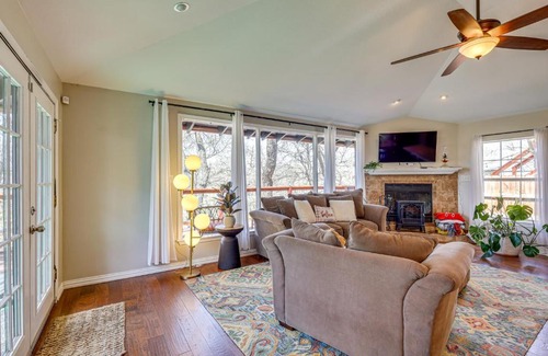 Belton Maison | Creekside Cottage with Deck and Hot Tub in Belton