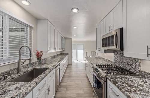 Southeast Maison | Escapade Creekside près de la ville! 4 lits King et 2 reines!